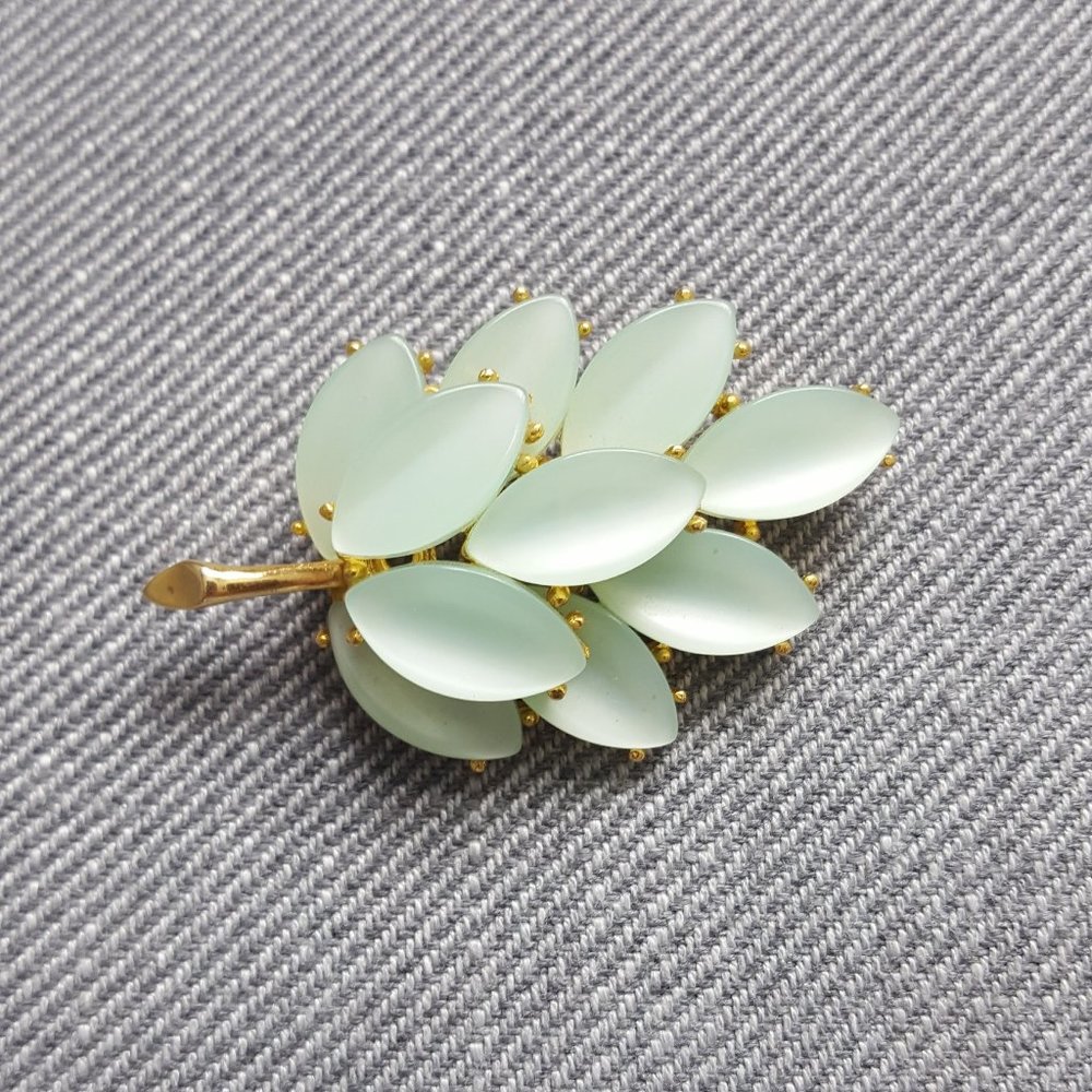Moonglow Lucite Spring Green Leaf Brooch Pin. Vintage Pinup Retro